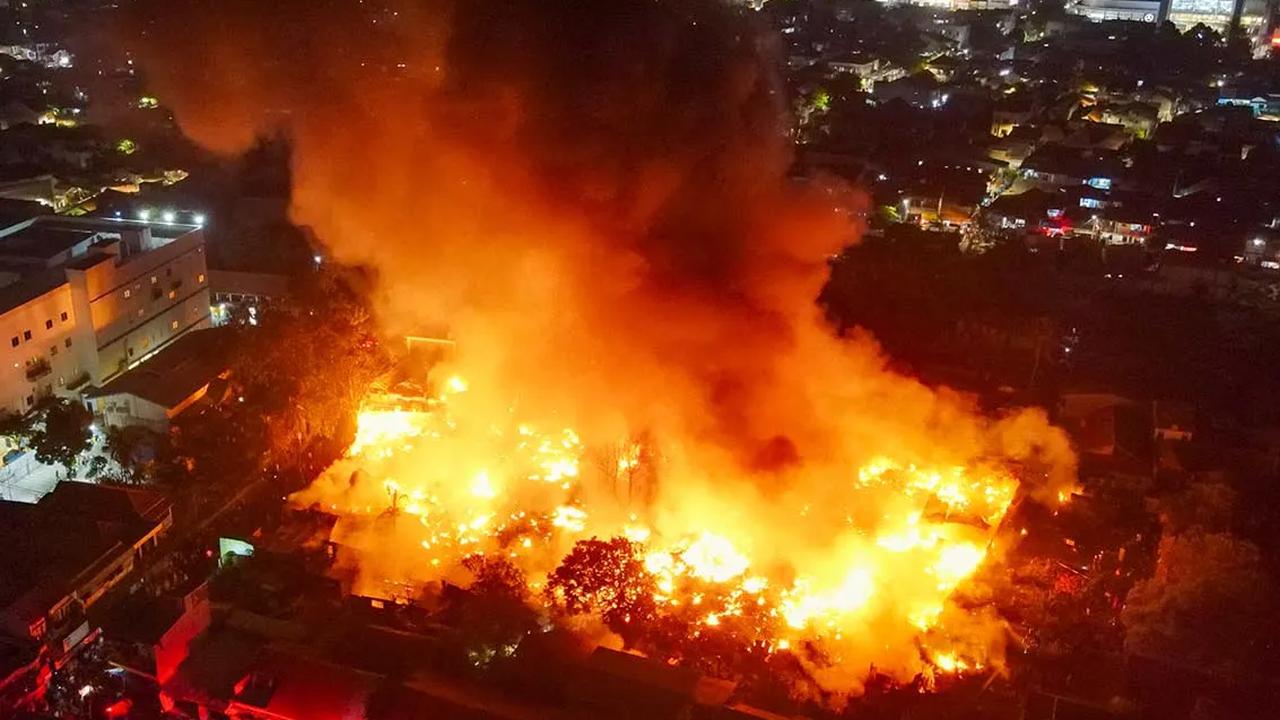 Kebakaran dahsyat melanda kawasan permukiman padar penduduk di dekat RSUD Kebayoran Lama, Jakarta Selatan, pada Rabu (4/10/2023) sore.