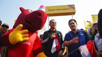Walikota Surabaya Eri Cahyadi dan Ketua Umum PSSI saat mengikuti trophy Tour Piala Dunia U-17 di Surabaya (Liputan6.com/Dian Kurniawan)