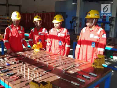 Instruktur berbicara dengan siswa pelatihan angkatan pertama P2TIM-TB di Kampung Deimes, Bintuni Timur, Papua Barat (23/7). Pemerintah bekerjasama dengan PT. Petrotekno adakan pelatihan teknik industri dan migas. (Liputan6.com/Pool/Febri)