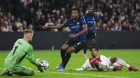 Kiper Ajax, Vitezslav Jaros, melakukan penyelamatan sebelum pemain Inter Milan, Denzel Dumfries, bisa mencetak gol, sementara Owen Wijndal berusaha menghalau bola dalam laga Liga Champions antara Ajax dan Inter Milan di Johan Cruyff ArenA, Amsterdam, Rabu, 17 September 2025. (AP Photo/Patrick Post)