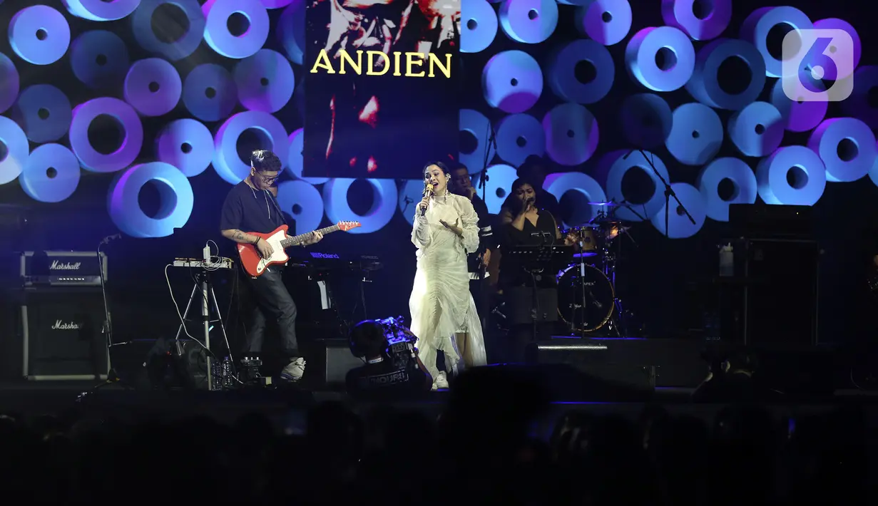 Penyanyi Andien tampil pada hari pertama BNI Java Jazz Festival 2022 di JIExpo Kemayoran, Jakarta, Jumat (27/5/2022). Perhelatan musik BNI Java Jazz Festival 2022 digelar pada 27-29 Mei dengan menampilkan musisi-musisi dari dalam dan luar negeri. (Liputan6.com/Johan Tallo)