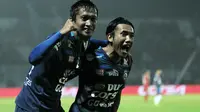 Arif Suyono dan Ahmad Bustomi sama-sama mengikuti kursus pelatih. (Bola.com/Iwan Setiawan)