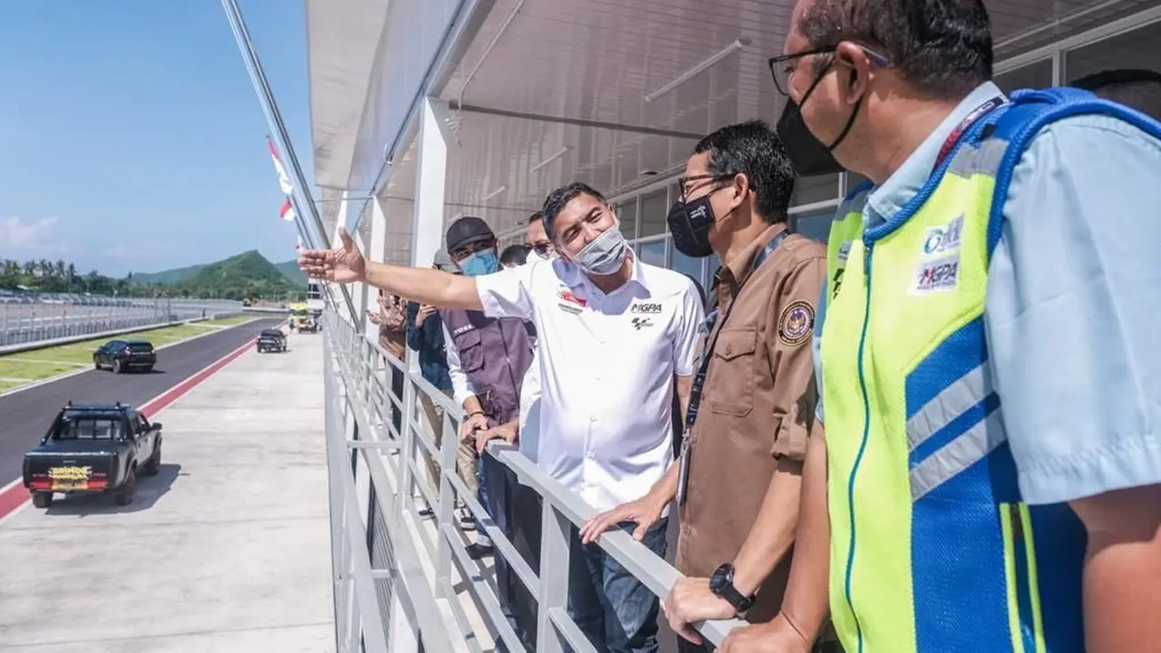 Menteri Pariwisata dan Ekonomi Kreatif (Menparekraf) Sandiaga Uno meninjau langsung kesiapan di sekitar dan di Sirkuit Mandalika, Nusa Tenggara Barat, Rabu (12/1/2021). (Dok Kemenparekraf)