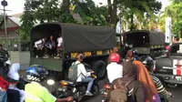 Seluruh awak angkot, baik trayek dalam dan luar Kota Cirebon, Jawa Barat, menggelar aksi mogok beroperasi selama lima hari, sejak 28 September hingga 2 Oktober 2017. (Liputan6.com/Panji Prayitno)