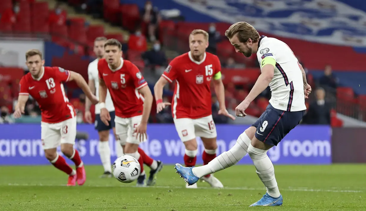 Striker Inggris, Harry Kane melakukan eksekusi penalti yang berbuah gol pertama Inggris ke gawang Polandia dalam laga lanjutan Kualifikasi Piala Dunia 2022 Zona Eropa Grup I di Wembley Stadium, London, Rabu (31/3/2021). Inggris menang 2-1 atas Polandia. (AP/Catherine Ivill/Pool)