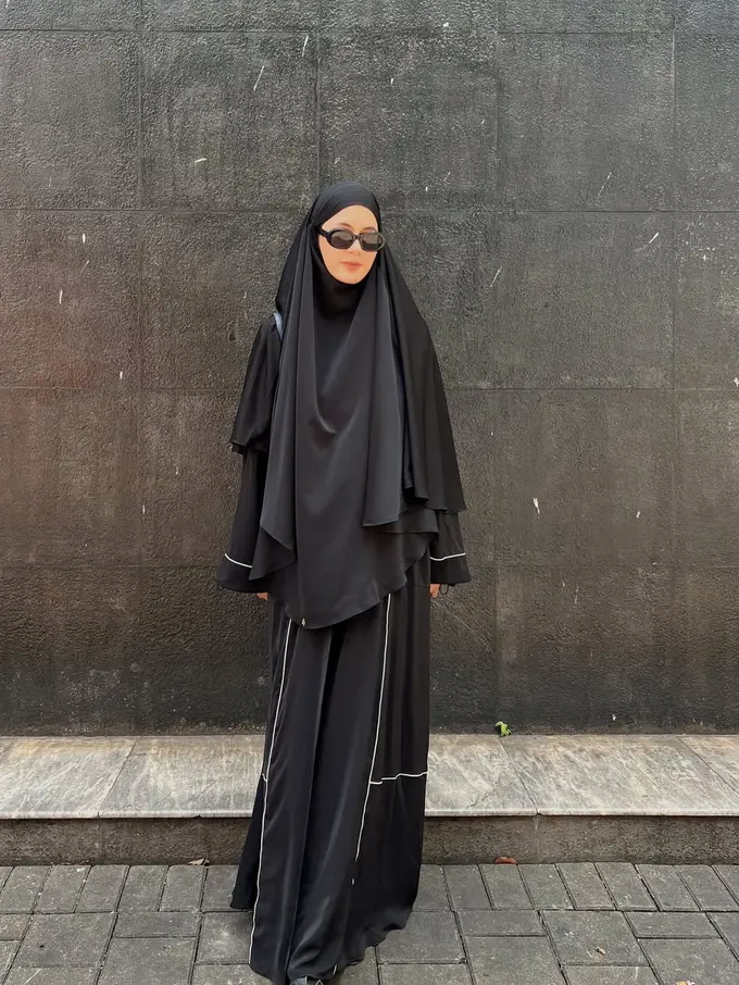 Gaya Syar'i Stylish Paula Verhoeven, Padukan Abaya Hitam dengan Tas dan Sandal Hermes
