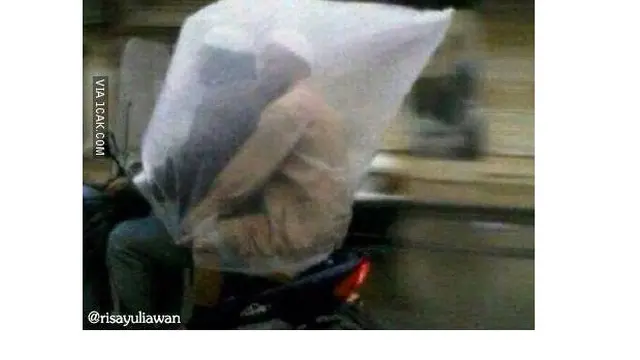 10 Momen Pengendara Pakai Jas Hujan Plastik saat Hujan Ini Kocak