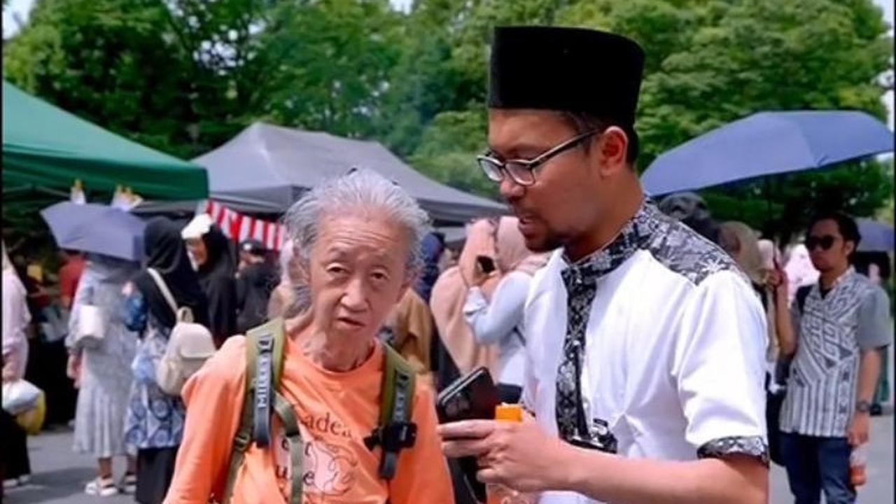 Inilah momen saat nenek berkewarganegaraan Jepang mengucapkan dua kalimat syahadat dituntun oleh seorang pria asal Indonesia.