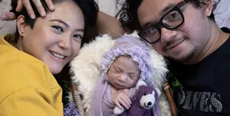 Menikmati peran sebagai orangtua tengah dirasakan Poppy Sovia dan Ahmad Gussaoki. Buah hati yang masih berusia delapan bulan tak menyurutkan semangat mereka untuk mengajak anaknya liburan. (Instagram/popsovia)