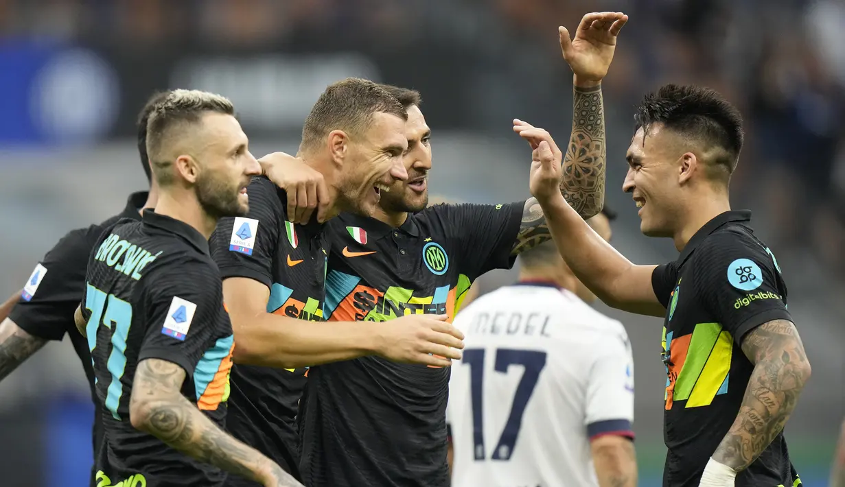 Inter Milan berhasil menang besar 6-1 atas Bologna dalam laga pekan ke-4 Liga Italia 2021/2022 di San Siro Stadium, Milan, Sabtu (18/9/2021). Dengan mengoleksi 10 poin, Nerazzurri sementara memimpin klasemen dibuntuti, AS Roma, AC Milan dan Napoli. (AP/Luca Bruno)