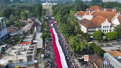 Ribuan Warga Bogor Ikuti Kirab Bendera Merah Putih Raksasa
