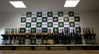 Puluhan senapan serbu yang disita saat konferensi pers di Rio de Janeiro, 1 Juni 2017.  Kepolisian Brasil menyita 60 senapan serbu kaliber berat termasuk AK-47 yang diselundupkan dari Miami dalam pengiriman pemanas kolam renang (AP Photo/Silvia Izquierdo)