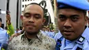 Sipir LP Kelas IIA Banceuy   Bandung, yang menjadi tersangka   peredaran narkoba di lapas, Dedi   Romadi, digiring petugas usai mengikuti upacara pemecatan di Lapangan Kantor Kemenkumham, Jakarta, Senin (1/6/2015). (Liputan6.com/Johan Tallo) 