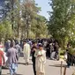 Orang-orang berkumpul di jalan-jalan di Herat setelah gempa berkekuatan magnitudo 6,3 melanda Afghanistan barat. (AFP)