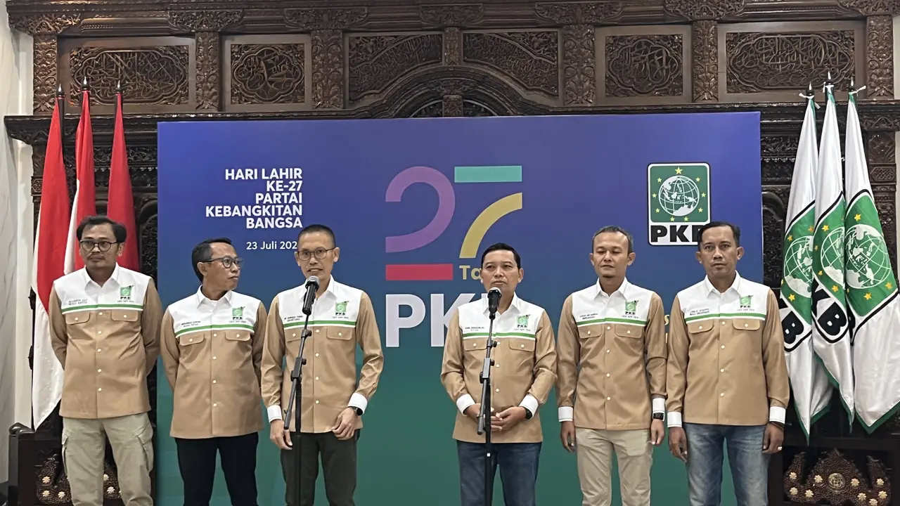 Ketua Lembaga Kaderisasi Nasional (LKN) DPP PKB Zainul Munasichin saat jumpa pers di Kantor DPP PKB Jakarta, Jumat (11/7/2025).