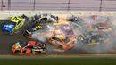Sejumlah mobil terlibat kecelakaan dalam balapan NASCAR Daytona 500 di Daytona International Speedway, Daytona Beach, Florida, AS, Minggu (17/2).  Kecelakaan berpapi-api tersebut melibatkan 21 mobil pembalap. (AP Photo/Gary McCullough)