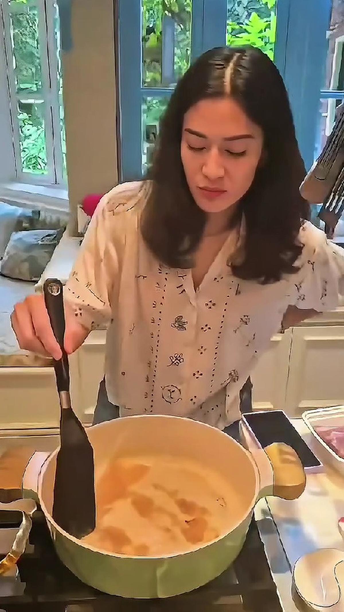 4 Potret Sederhana Dian Sastro Masak di Rumah, Penampilan Cantik Naturalnya Curi Perhatian