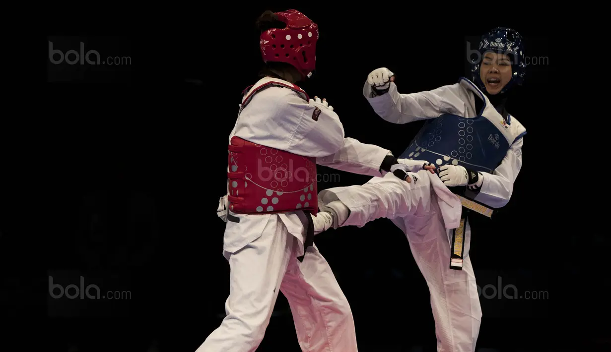 Atlet taekwondo Indonesia, Shaleha Fitriana (biru), saat melawan Nguyen Ha Thi pada final kelas kyorugi -62 SEA Games di KLCC, Kuala Lumpur, Minggu (27/8/2017). Kalah di final, Shaleha harus puas meraih perak. (Bola.com/Vitalis Yogi Trisna)