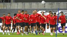 Para pemain Sevilla melakukan latihan jelang laga semifinal Liga Europa di Cologne, Jerman, Sabtu (15/8/2020). Sevilla akan berhadapan dengan Manchester United. (Ina Fassbender, AP via Pool)