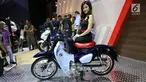 Model duduk di atas sepeda motor Honda Super Cub C125 di Gaikindo Indonesia International Auto Show (GIIAS) 2018 di ICE BSD, Tangsel, Jumat (3/8). (Liputan6.com/Fery Pradolo)