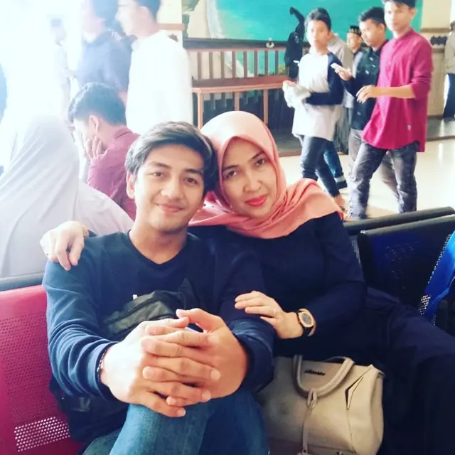 7 Potret Kebersamaan Harris Vriza dengan Ibundanya yang Jarang Tersorot