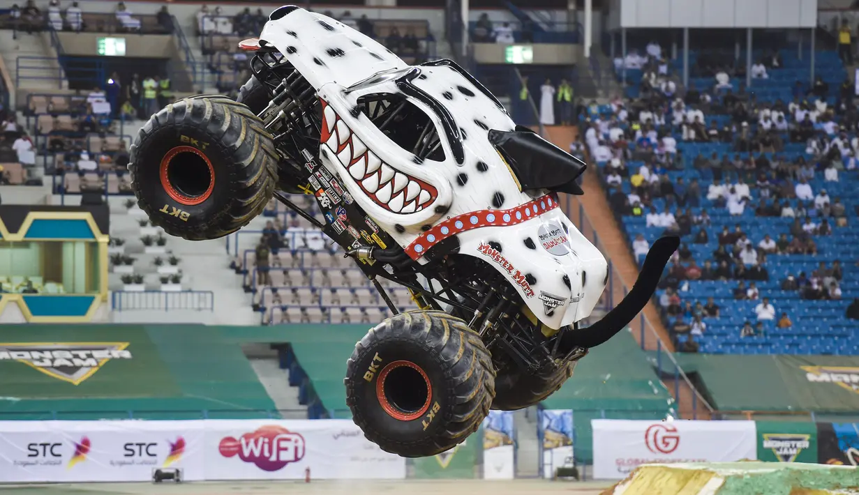 Aksi Truk monster dalam pertunjukan Monster Jam di stadion Raja Fahad, Riyadh, Arab Saudi, Jumat (17/3). Acara ini diselenggarakan General Entertainment Authority. (AFP Photo/Fayez Nureldine)