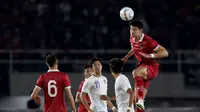 Pemain Timnas Indonesia U-23, Elkan Baggott (kanan), menghalau bola di udara dari tendangan pemain Chinese Taipei U-23 dalam pertandingan Grup K Kualifikasi Piala Asia U-23 2024 di Stadion Manahan, Solo, Sabtu (9/9/2023). (Bola.com/Arief Bagus Prasetiyo)