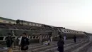 Gambar dari video ini, menunjukkan kereta setelah tabrakan di Ghotki, Pakistan, Senin (7/6/2021). Dua kereta ekspres bertabrakan di Pakistan selatan Senin pagi. (AP Photo)