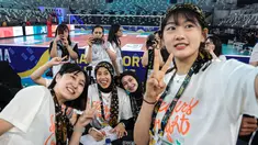 Pemain Red Sparks, An Ye-rim (kanan), Yeum Hye-seon (kiri), Megawati Hangestri (tengah kiri) dan pemain Indonesia All Star Hany Budiarti (tengah kanan) berswafoto saat acara fans signing Fun Volleyball 2024 di Indonesia Arena, Senayan, Jakarta, Sabtu (20/04/2024). (Bola.com/Bagaskara Lazuardi)