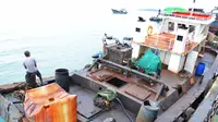 Tim Reaksi Cepat (WFQR) Lantamal IV Tanjung Pinang, Kepri, menangkap tug boat bermuatan BBM ilegal. (Liputan6.com/Ajang Nurdin)
