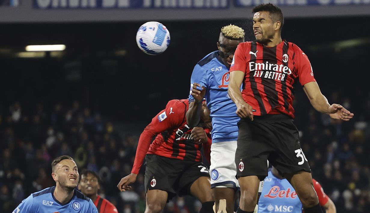 Napoli yang terus ditekan bahkan membuat striker Victor Osimhen (tengah) harus sering turun membantu pertahanan. (LaPresse via AP/Alessandro Garofalo)
