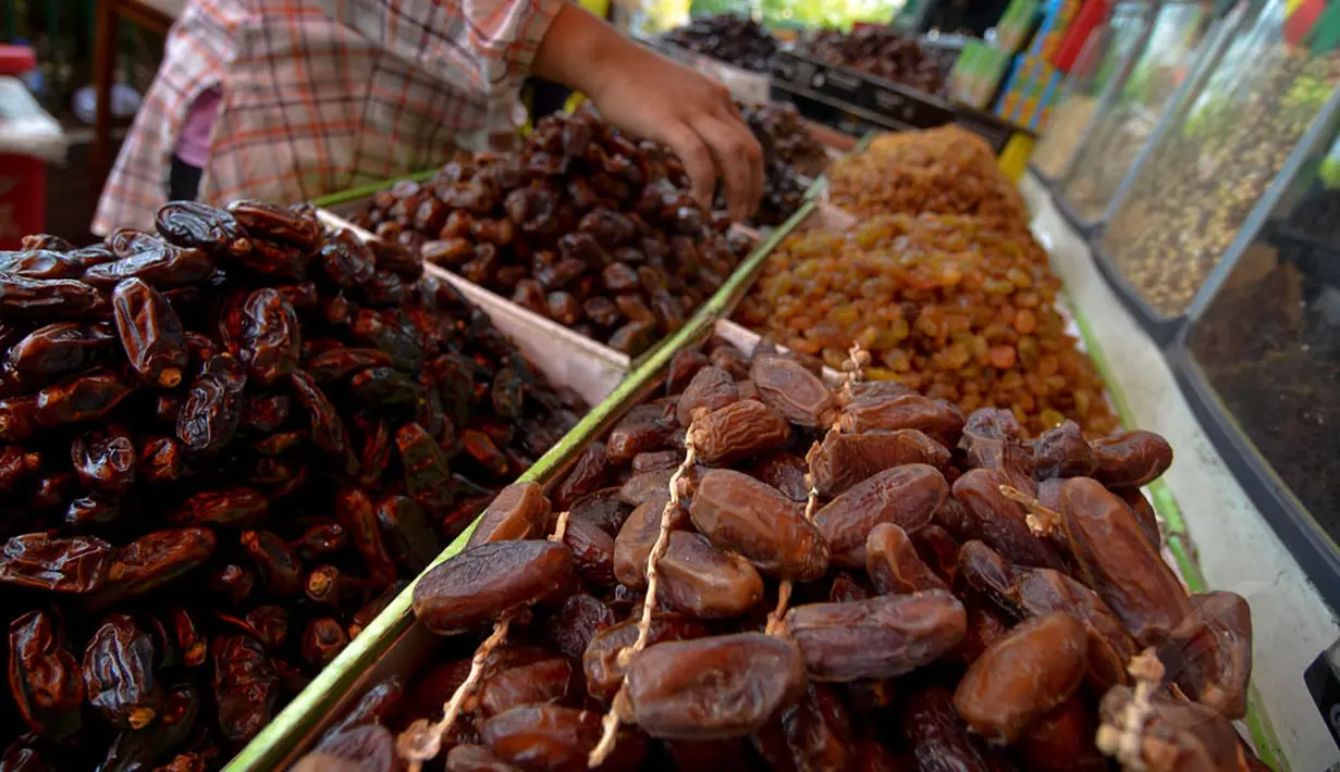 Kurma, kismis, kacang dan air zamzam merupakan jajanan yang paling laris diminati masyarakat untuk oleh-oleh usai menunaikan ibadah ke tanah suci, (2/10/14). (Liputan6.Com/Faizal Fanani)