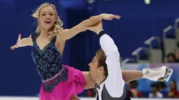 Penny Coomes (kiri) bersama pasangannya Nicholas Buckland Inggris menunjukkan kebolehan mereka dalam menari di atas es dalam Grand Prix ISU Figure Skating di Nagano, Jepang, (28/11).  (REUTERS/Yuya Shino)