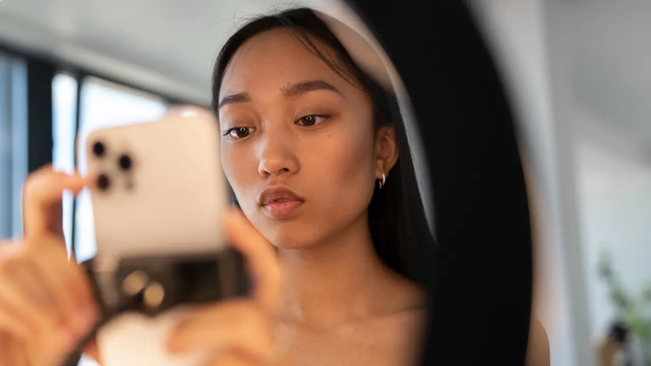 Ilustrasi mirror selfie, foto depan cermin
