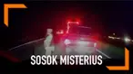 Baru-baru ini beredar sebuah video yang menunjukkan sosok misterius muncul di tengah jalan yang diduga terjadi di Tol Cipali. Sebuah mobil sampai menghindari sosok tersebut.