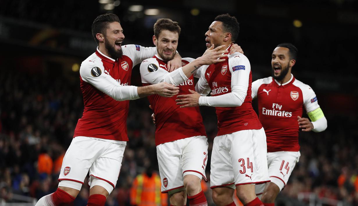 Para pemain Arsenal merayakan gol yang dicetak oleh Mathieu Debuchy ke gawang BATE Borisov pada laga Liga Europa di Stadion Emirates, Jumat (8/12/2017). Arsenal menang 6-0 atas BATE Borisov. (AP/Kirsty Wigglesworth)