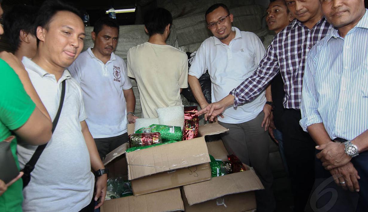 Penggerebekan dilakukan pukul 10.00 WIB berhasil menyita 90 kilogram sabu jenis blue ice yang dikemas dalam bungkus makanan, Rabu (30/4/14). (Liputan6.com/Faizal Fanani)
