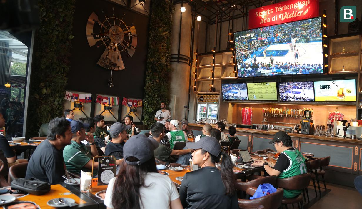 Suasana nonton bareng NBA Finals bersama Vidio dan NBA Indonesia di Stark Taproom, Elysee, SCBD, Jakarta pada hari Sabtu (15/6/2024). (Bola.com/Syahkist Afi Daib)