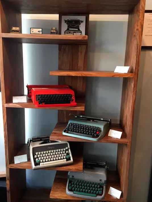 Penampakan mesin ketik vintage yang dijual di Gramercy Typewriter Co di New York, Amerika Serikat, 28 Juni 2019. Generasi muda menemukan kegembiraan tersendiri saat mendengar suara mesin ketik. (Katherine Roth via AP)