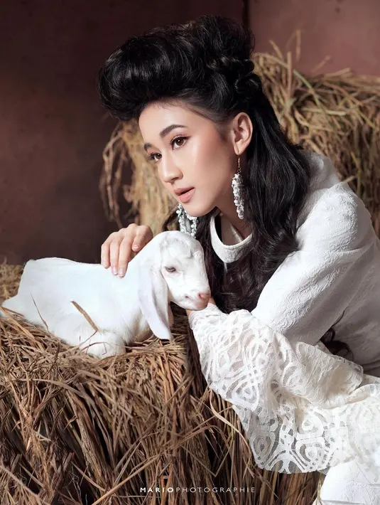 Keisya Levronka, asyik bermain dengan anak kambing yang diberi nama Kimi saat Idul Adha. (Foto: Instagram/@keisyalevronka)