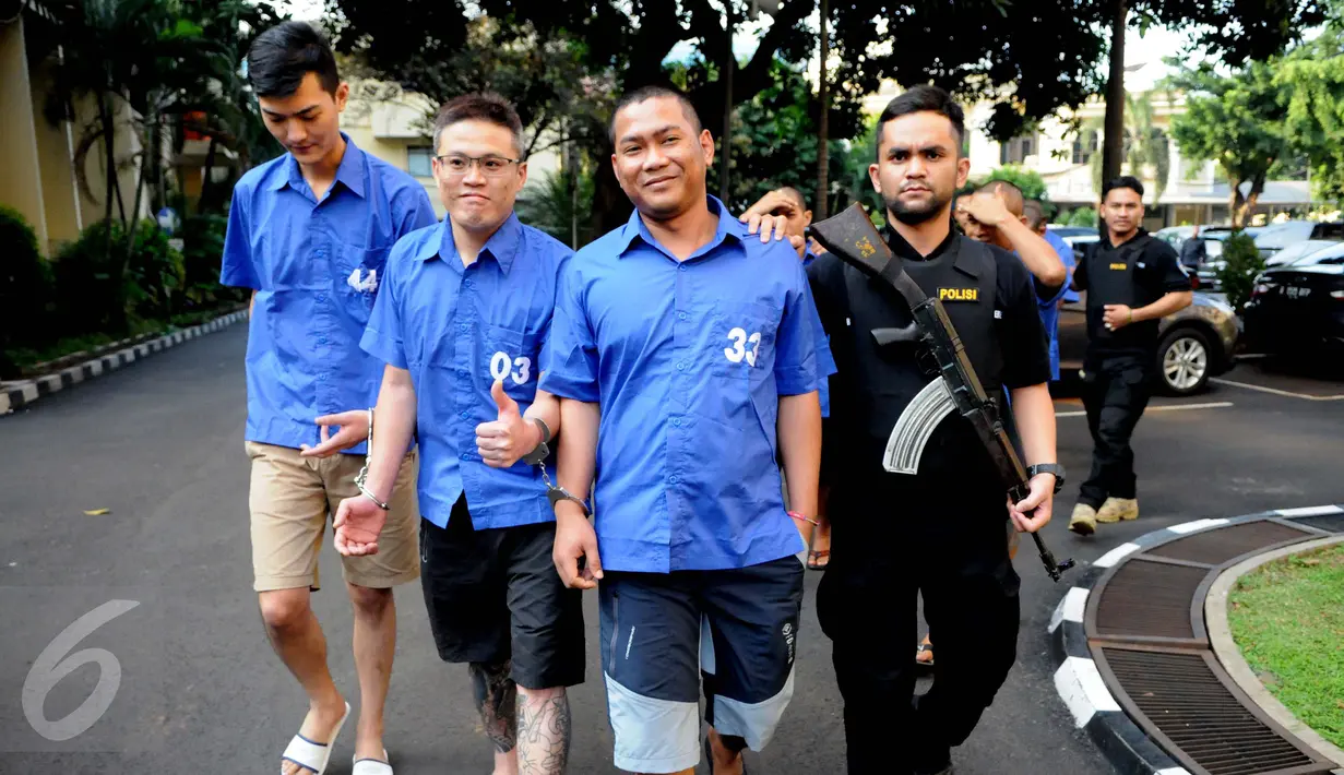 Tersangka dibawa ke mobil tahanan usai rilis sindikat pengedar narkoba jaringan internasional di Mabes Polri Jakarta, Rabu (24/8). Dittipidnarkoba Bareskrim Polri mengamankan 3 sindikat pengedar narkoba jaringan Internasional (Liputan6.com/Helmi Afandi)
