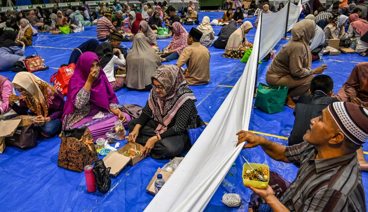 Berbuka puasa bersama juga menjadi ajang merajut tali silaturahmi dengan sesama umat Muslim. (Juni KRISWANTO/AFP)