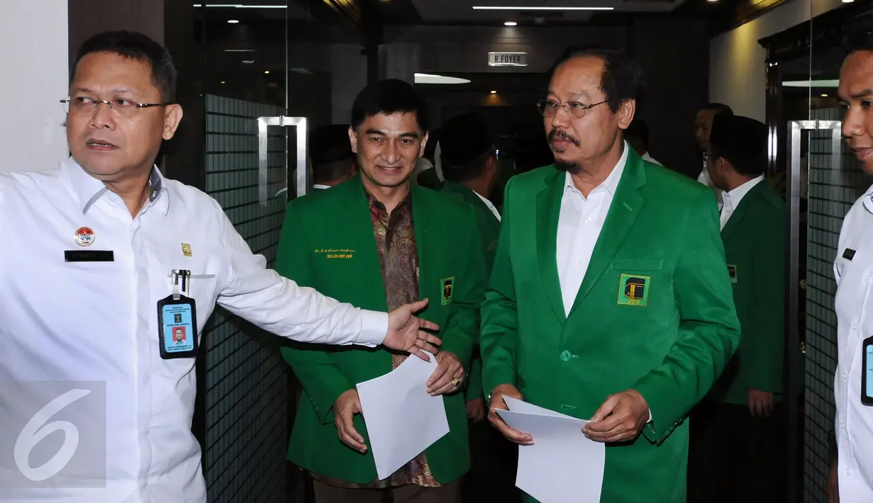Djan Faridz (ketiga kiri) bersiap memberi keterangan usai menemui Menkumham Yasonna Laoly di Jakarta, Selasa (23/11). Djan Faridz melaporkan hasil putusan PTUN yang mengabulkan gugatan PPP kubu Djan Faridz. (Liputan6.com/Helmi Fithriansyah)