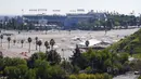 Tempat parkir Stadion Dodger yang menjadi pusat vaksinasi COVID-19 massal terlihat kosong dari aktivitas, Los Angeles, Amerika Serikat, Jumat (19/2/2021). California menutup beberapa pusat vaksinasi menyusul badai musim dingin yang menghambat pengiriman dosis. (AP Photo/Damian Dovarganes)