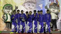 Tim putra Jawa Barat meraih medali emas setelah mengalahkan Jawa Tengah, 3-2, dalam final beregu putra bulutangkis PON XIX Jawa Barat di GOR Bima, Cirebon, Jumat (23/9/2016). (Bola.com/Arief Bagus)