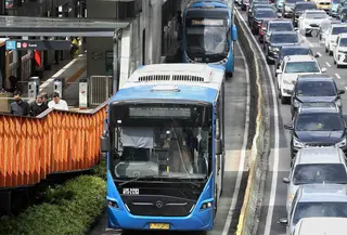 Bus Transjakarta saat melintasi jalur koridor I di Jakarta, Rabu (19/2/2025). (Liputan6.com/Angga Yuniar)