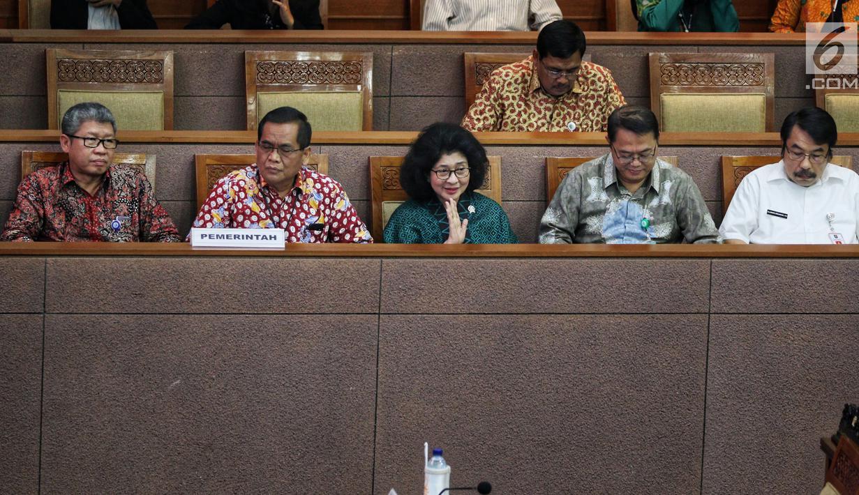 Menteri Kesehatan Nina Moelok saat menghadiri Rapat Paripurna di Kompleks Parlemen, Senayan, Jakarta, Rabu (13/2). Agenda utama rapat untuk pengambilan keputusan terhadap RUU Kebidanan. (Liputan6.com/JohanTallo)