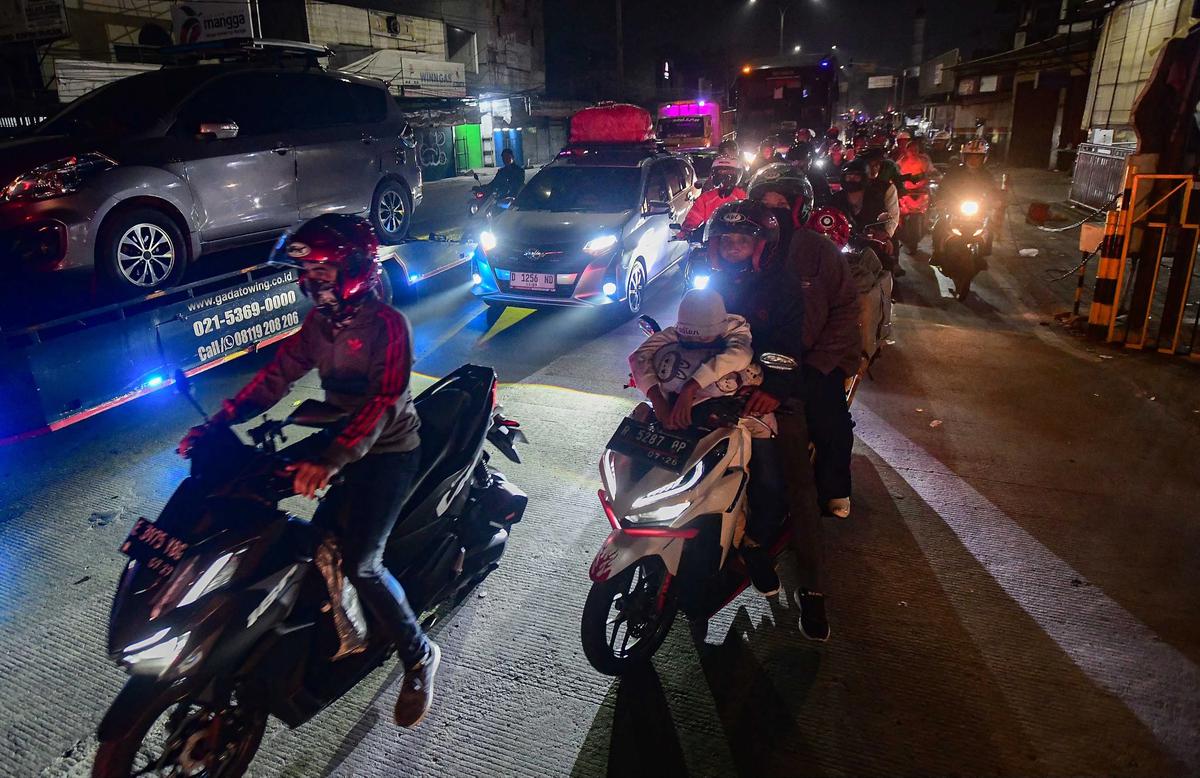 FOTO: Pemudik Padati Jalur Arteri Bekasi Cikampek