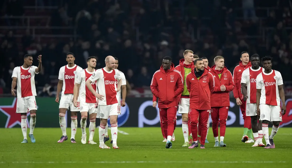 Pemain Ajax meninggalkan lapangan usai dikalahkan Benfica pada pertandingan leg kedua babak 16 besar Liga Champions di Johan Cruyff ArenA di Amsterdam, Belanda, Rabu (16/3/2022). Benfica menang atas Ajax 1-0. (AP Photo/ Peter Dejong)