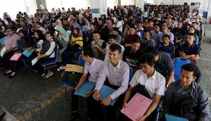 Ratusan peserta mengikuti seleksi Calon Pegawai Negeri Sipil (CPNS) Kementerian Kelautan dan Perikanan (KKP) di kawasan Gambir, Jakarta, Minggu (8/10). Pendaftaran ujian CPNS ini untuk menempati berbagai formasi di KKP. (Liputan6.com/Johan Tallo)